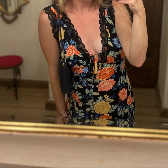 Vici Jiya Bust Tie Maxi Dress - Picture 3 of 4